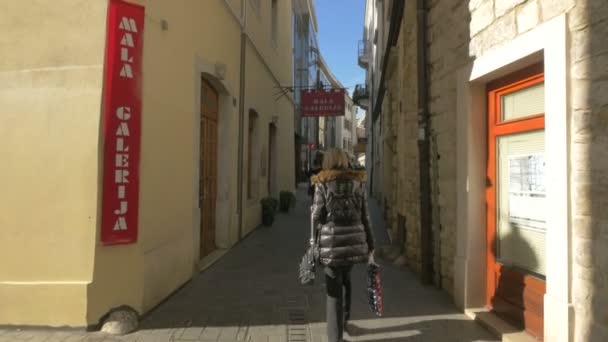 里耶卡一条狭窄的街道 — 图库视频影像