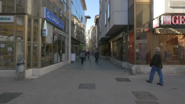 狭窄的人行街上的人 — 图库视频影像