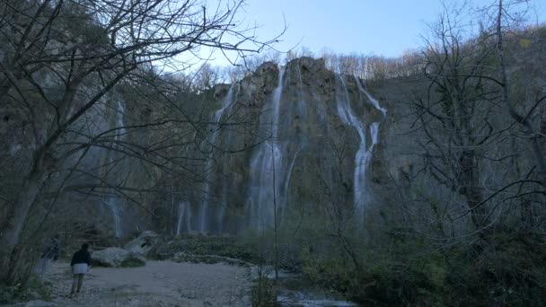 Visitando Gran Cascada Parque Plitvice — Vídeos de Stock