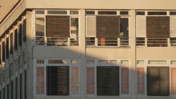 Bir Binanın Pencere Perdeleri — Stok video