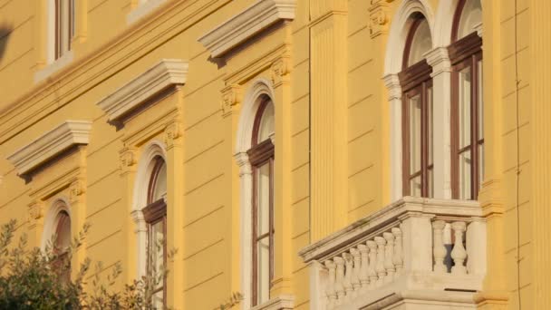 靠近一幢黄色的建筑物 — 图库视频影像