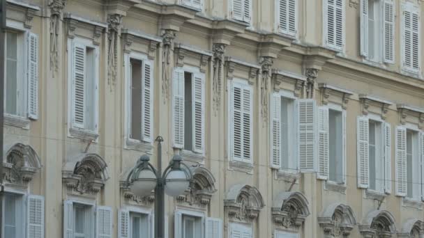 Edificio Con Persianas Blancas — Vídeos de Stock