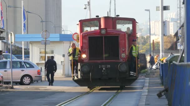 Trabalhadores Montando Uma Locomotiva — Vídeo de Stock