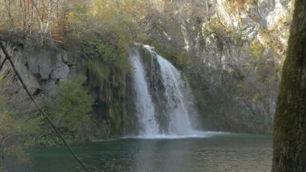 Vattenfall Som Rinner Sjön Plitvice Park — Stockvideo