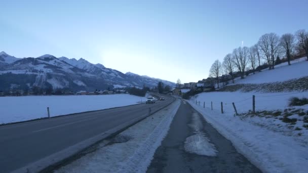 Coches Que Conducen Una Carretera Durante Invierno — Vídeos de Stock