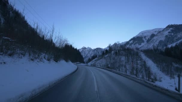 Jalan Dekat Dengan Pegunungan Selama Musim Dingin — Stok Video