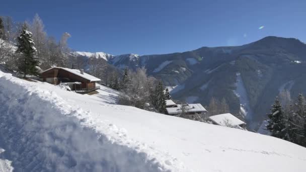 Chalets Een Besneeuwde Berg — Stockvideo