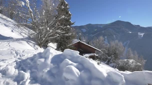 Chalets Una Montaña Nevada — Vídeos de Stock