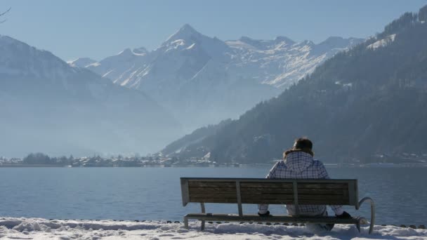 Muž Sedící Lavičce Jezera — Stock video
