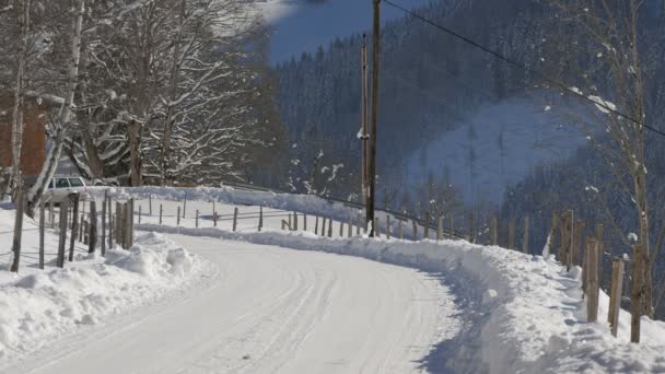 Coche Conduciendo Camino Cubierto Nieve — Vídeo de stock