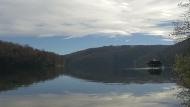 Τουριστική Βάρκα Μια Λίμνη Στο Πάρκο Plitvice — Αρχείο Βίντεο