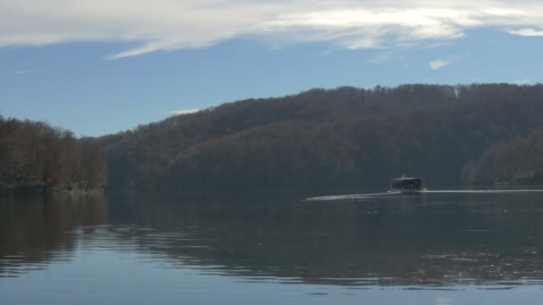 Ηλεκτρικό Σκάφος Λίμνη Στο Εθνικό Πάρκο Plitvice — Αρχείο Βίντεο
