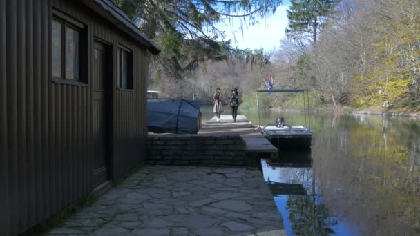 Kvinnor Går Bryggan Plitvices Nationalpark — Stockvideo
