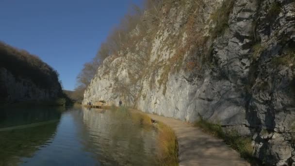 Ξύλινο Μονοπάτι Κατά Μήκος Ενός Ποταμού Στο Πάρκο Plitvice — Αρχείο Βίντεο