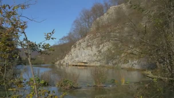 Jezioro Widziane Przez Gałęzie Parku Plitwickim — Wideo stockowe