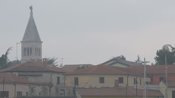 Kerktoren Gezien Achter Gebouwen — Stockvideo