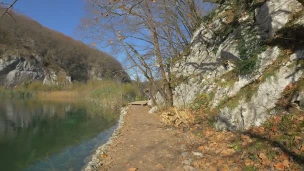 Cesta Podél Řeky Slunečného Dne Plitvickém Parku — Stock video