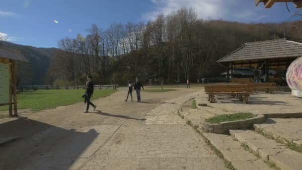Callejón Junto Restaurante Plitvice Park — Vídeos de Stock