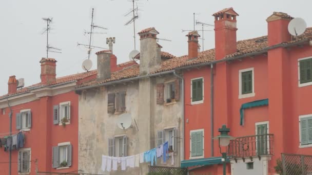 Casas Antigas Com Chaminés Antenas — Vídeo de Stock