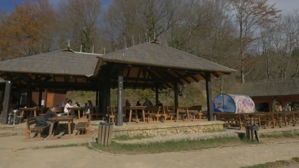 プリトヴィツェ国立公園の屋外レストラン — ストック動画