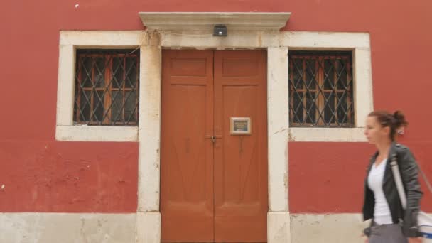 Puerta Madera Dos Ventanas — Vídeos de Stock