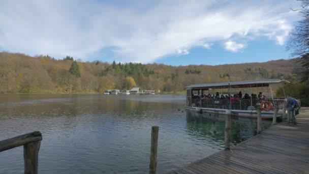 Turisták Egy Elektromos Hajón Plitvicei Parkban — Stock videók