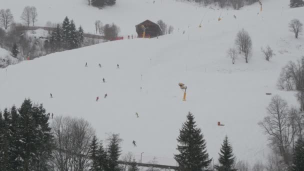 Menschen Beim Skifahren Auf Einer Skipiste — Stockvideo