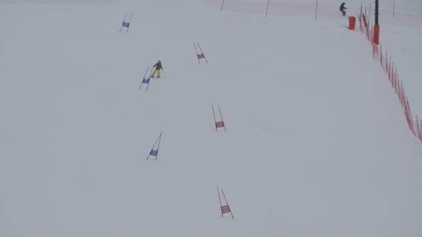 Πρόσωπο Slalom Σκι Μια Πλαγιά Του Σκι — Αρχείο Βίντεο