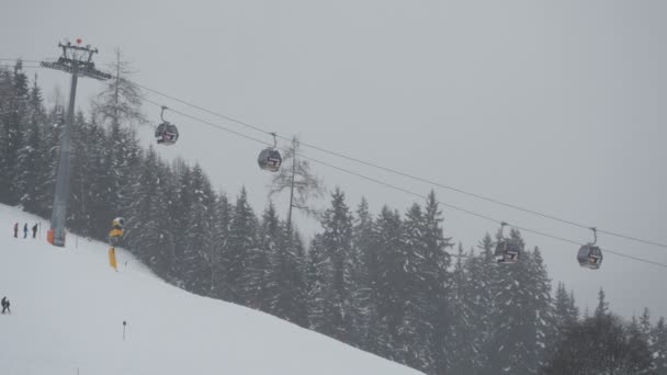 Teleférico Viajando Sobre Pista Esqui — Vídeo de Stock