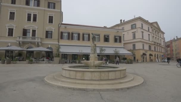 Rovinj设有雕像的圆形饮水机 — 图库视频影像