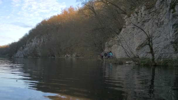 在Plitvice国家公园的湖边散步 — 图库视频影像