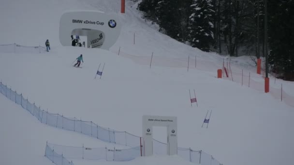 Man Skiing Ski Slope — Stock Video