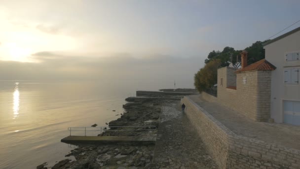 日落时在海滨建造 — 图库视频影像