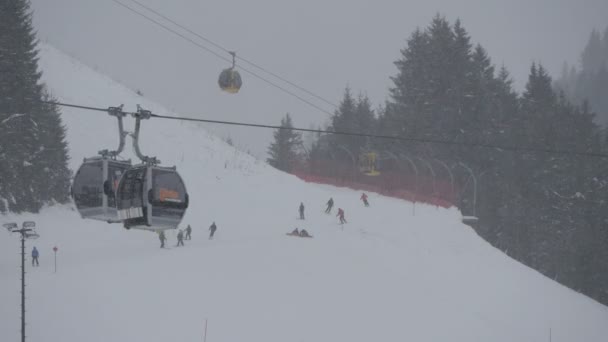 Gente Esquiando Una Pista Esquí — Vídeos de Stock