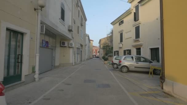 Οδός Σταθμευμένα Αυτοκίνητα Μια Μικρή Πόλη — Αρχείο Βίντεο