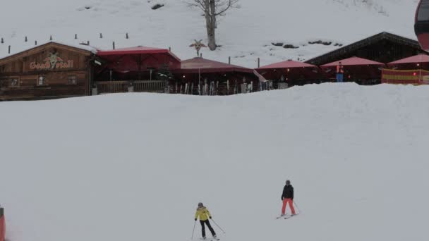 スキー場やケーブルカーでスキーをする人 — ストック動画
