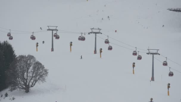 Teleféricos Andando Longo Uma Pista Esqui — Vídeo de Stock