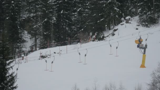 Telesillas Fijas Personas Esquiando — Vídeo de stock
