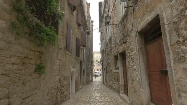 Edificios Paredes Piedra Una Calle Estrecha — Vídeos de Stock