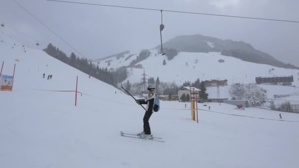 Esquiadores Reboque Corda Uma Estância Esqui — Vídeo de Stock