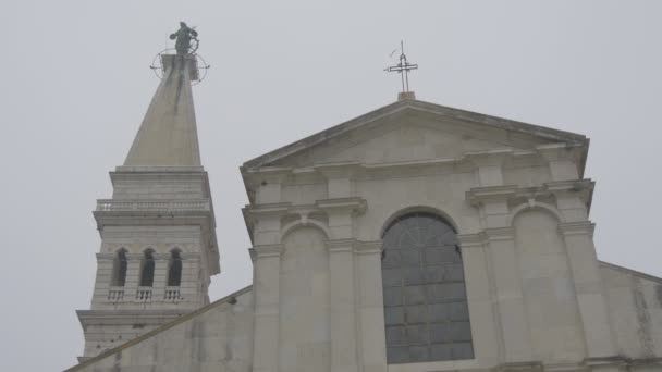 Fassade Und Kirchturm Einer Kirche — Stockvideo