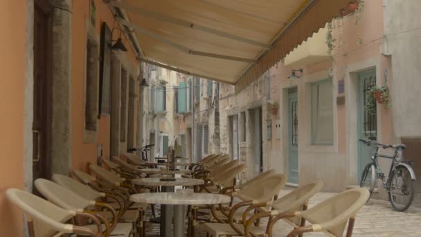 Stühle Und Tische Einer Alten Straße — Stockvideo