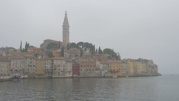 教堂的尖塔和海边的旧建筑 — 图库视频影像
