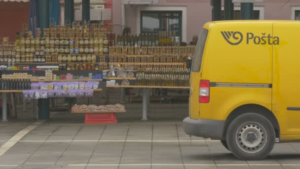 Gele Auto Geparkeerd Voor Markt — Stockvideo