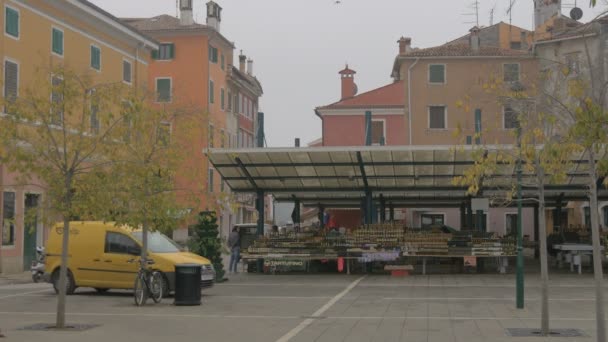 Sarı Araba Marketin Önünde Duruyor — Stok video