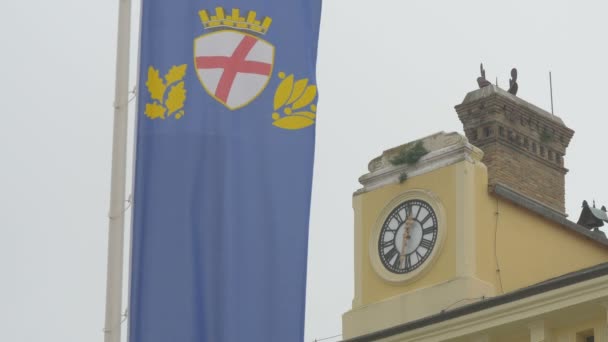 Bandera Reloj Edificio — Vídeos de Stock