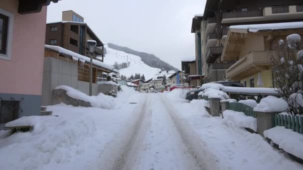 Enge Straße Mit Schnee Bedeckt — Stockvideo