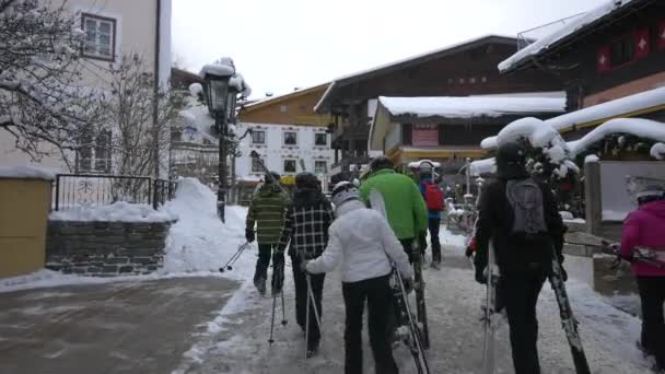 狭い通りにスキーをしている人は — ストック動画