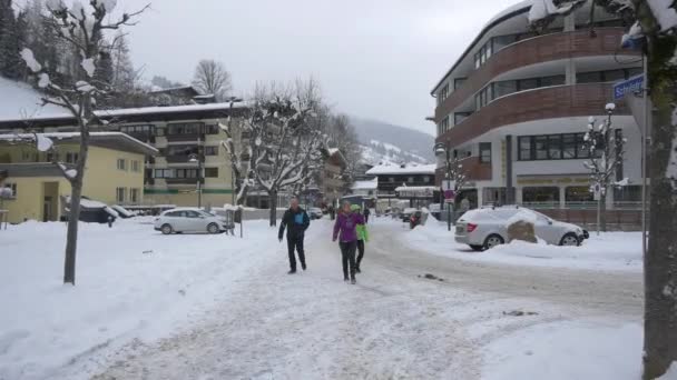 雪道を歩く人々 — ストック動画