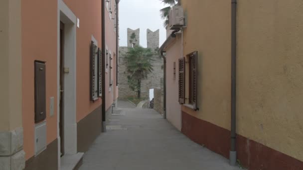 建物のある狭い通り — ストック動画